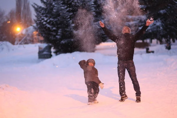 Πατέρας Και Παιδί Παίζουν Χιόνι Ένα Πάρκο Διασκεδαστικό Σεζόν Χειμώνα — Φωτογραφία Αρχείου
