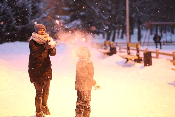 Οικογένεια Μητέρα Παιδί Παίζουν Έξω Στο Πάρκο Χειμώνα Χιόνι Σεζόν — Φωτογραφία Αρχείου