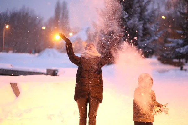 Οικογένεια Μητέρα Παιδί Παίζουν Έξω Στο Πάρκο Χειμώνα Χιόνι Σεζόν — Φωτογραφία Αρχείου