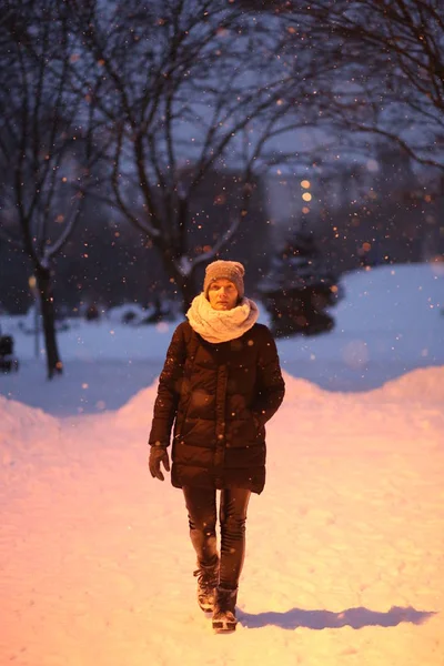Γυναίκα Παίζει Χιόνι Εκτός Εποχής Ρούχα Του Χειμώνα — Φωτογραφία Αρχείου