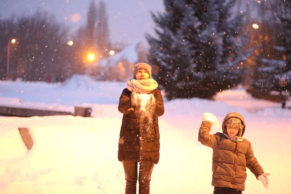 Aile Anne Ile Çocuk Oyun Dışında Park Kış Kar Sezon — Stok fotoğraf
