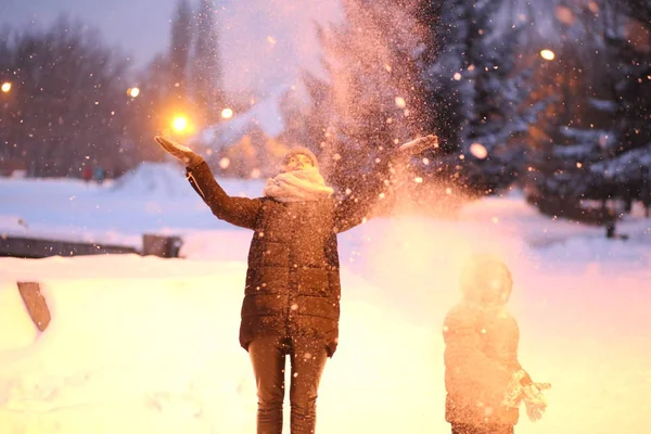 Aile Anne Ile Çocuk Oyun Dışında Park Kış Kar Sezon — Stok fotoğraf