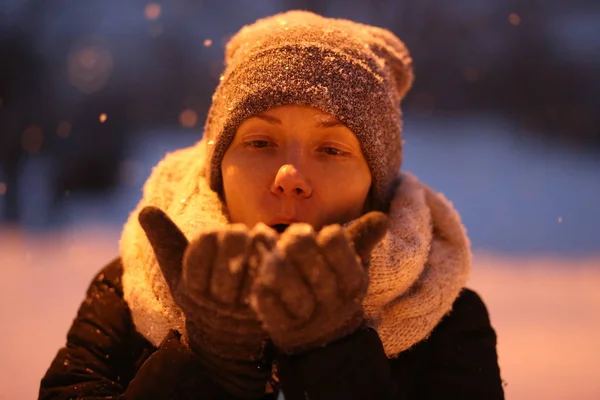Γυναίκα Παίζει Χιόνι Εκτός Εποχής Ρούχα Του Χειμώνα — Φωτογραφία Αρχείου