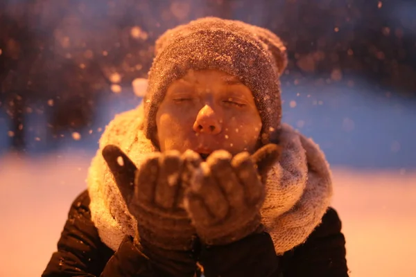 Dış Sezon Kış Giysileri Ile Iskambil Kadın Kar — Stok fotoğraf
