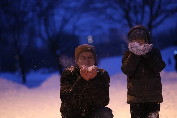 Otec Dítě Hraje Sníh Zábavném Parku Sezóna Zima — Stock fotografie