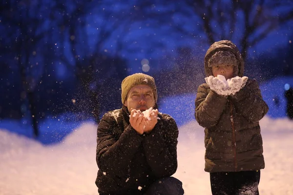 Πατέρας Και Παιδί Παίζουν Χιόνι Ένα Πάρκο Διασκεδαστικό Σεζόν Χειμώνα — Φωτογραφία Αρχείου