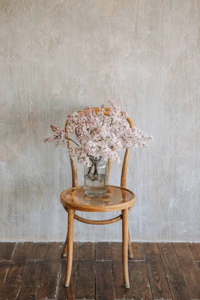 Fleurs Lilas Dans Vase Verre Sur Une Chaise Bois Contre — Photo