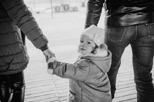 Amantes Van Mano Con Niño Pequeño Fuera Chaquetas —  Fotos de Stock