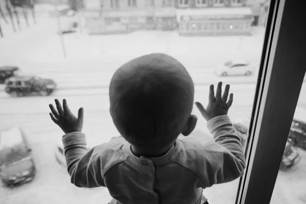 Criança Olha Pela Janela Para Rua Fora Começou Nevar — Fotografia de Stock