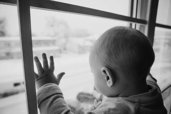 Dítěte Uvnitř Místnosti Dívá Okna Ulici Městě — Stock fotografie