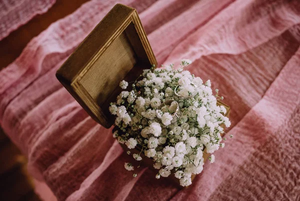Βέρες Μικρά Άσπρα Λουλούδια Ένα Ξύλινο Κουτί — Φωτογραφία Αρχείου