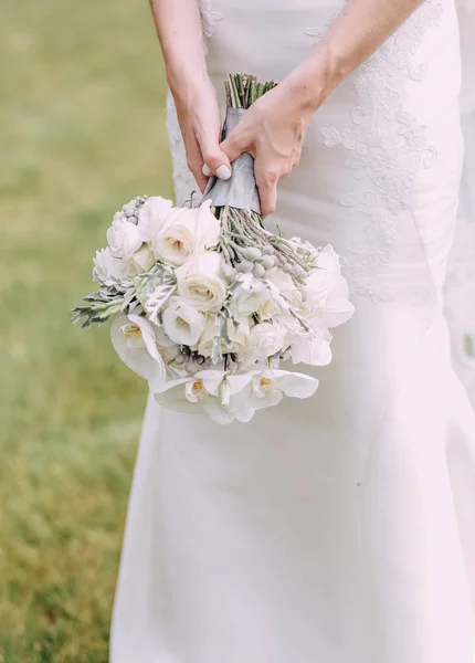 新娘拿着一束白色的花 双手朝下 — 图库照片