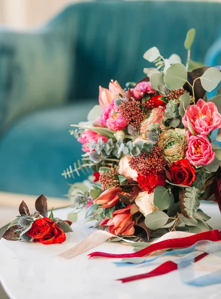 꽃다발은의 테이블에 — 스톡 사진