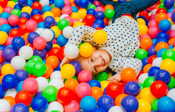 カラフルなボールの活動の喜びと笑いで少年ジャンプ — ストック写真