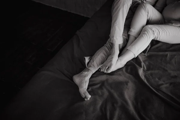 Casal Apaixonado Deitado Cama Abraçando Com Pés Descalços — Fotografia de Stock