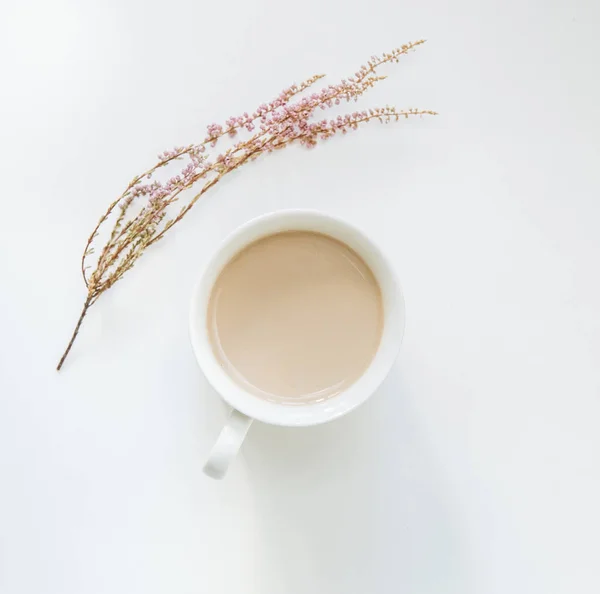 Φλιτζάνι Καφέ Latte Και Λουλούδια Μινιμαλισμό Λευκό Φόντο Απομονωμένες — Φωτογραφία Αρχείου