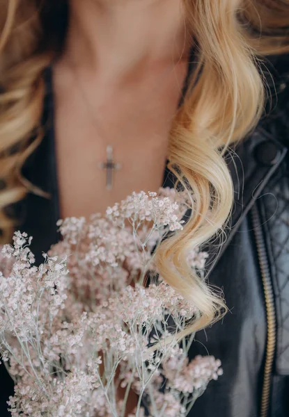 Dziewczyna Blonde Skórzanej Kurtce Kwiatów Stylu Rock — Zdjęcie stockowe
