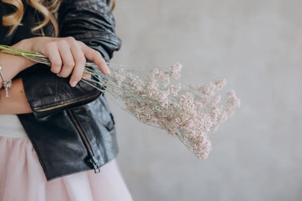 Chica Rubia Una Chaqueta Cuero Con Flores Estilo Roca — Foto de Stock