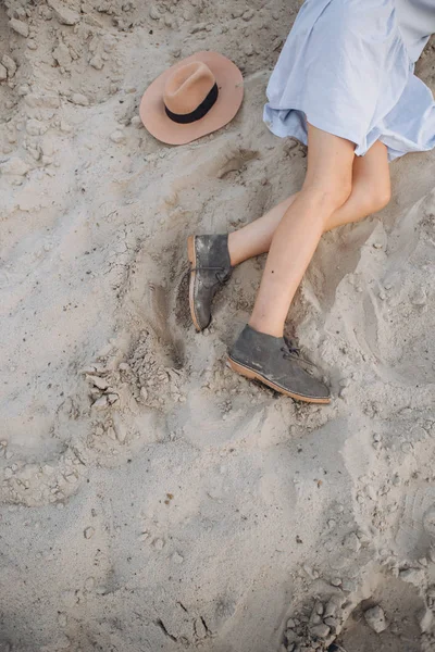 Gambe Stile Donna Scarpe Con Lacci Nel Deserto Con Sabbia — Foto Stock