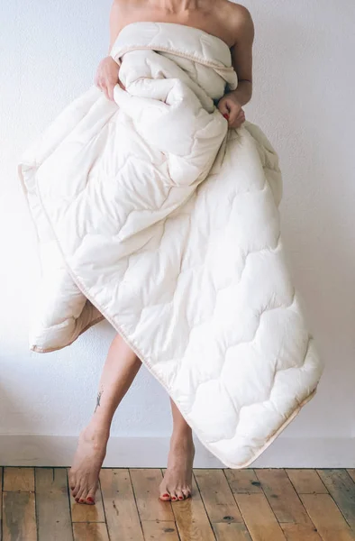 Pernas Menina Nua Manhã Com Cobertor Dentro Quarto — Fotografia de Stock