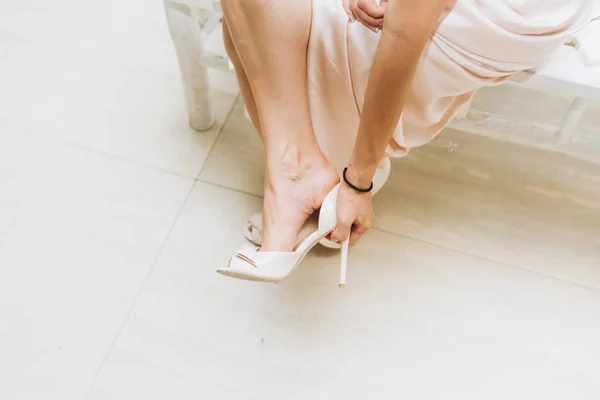 Menina Vestido Está Usando Sandálias Bege Com Saltos Altos Finos — Fotografia de Stock