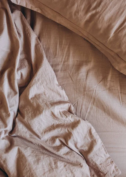 床上用品在床米色枕头毯子纺织品 — 图库照片