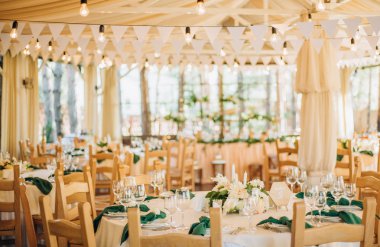 Dekor lambalar ve bayrakları kutlama için koridorda aydınlatma şenlikli