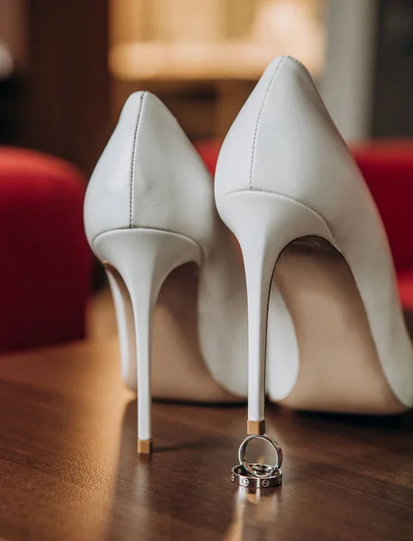 Anéis Casamento Ouro Sob Sapatos Salto Noiva Quarto — Fotografia de Stock