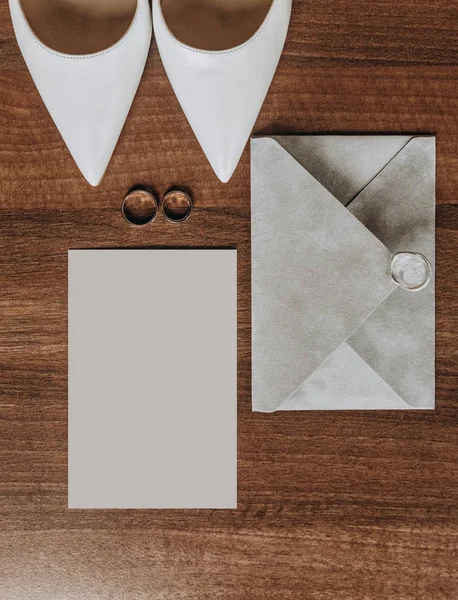 Cartão Casamento Com Detalhes Dos Anéis Sapatos Noiva Envelope Carta — Fotografia de Stock