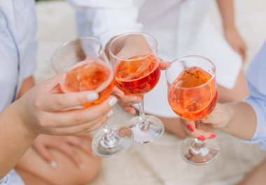 beyaz gömlek üç kadın ile bardak şarap ellerinde