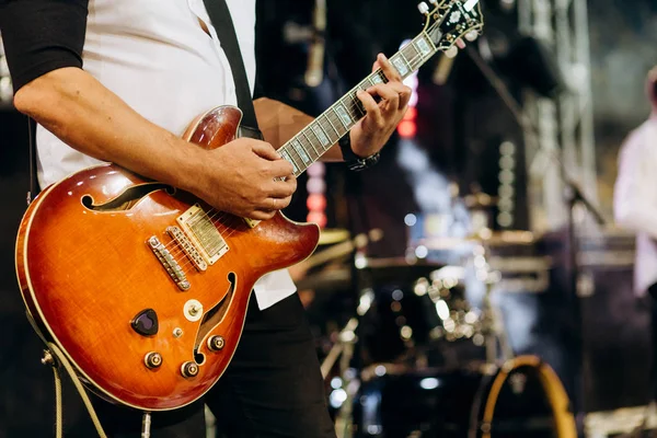 Rock Müzisyen Gitar Çalar Sahne Stadyumu Performans Grubu — Stok fotoğraf