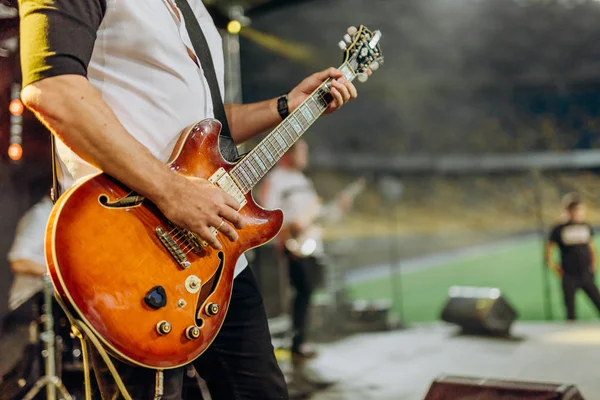 Rock müzisyen gitar çalar sahne Stadyumu performans grubu