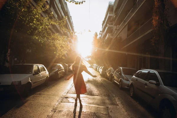 Menina Vestido Cidade Rua Entre Carros Pôr Sol Com Raios — Fotografia de Stock