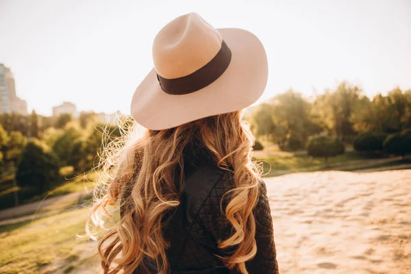 Gün Batımında Parkta Dışında Şapkalı Şık Kız — Stok fotoğraf