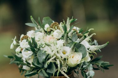 Tasarımcı buket çiçek gül okaliptüs yeşil beyaz dekor
