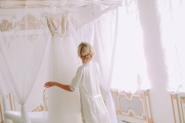 Bruid Raakt Bruids Trouwjurk Een Luxe Slaapkamer Boven Het Bed — Stockfoto