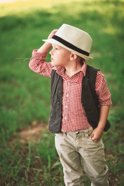 çocuk model bahar dışında şık giysiler duygular ile güneşli