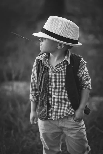 Мальчик Модель Эмоциями Стильной Одежде Весной Улице Солнечно — стоковое фото