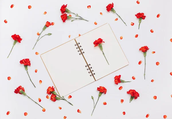 Veel Bloemen Anjers Feestelijke Instellen Met Een Laptop Voor Een — Stockfoto