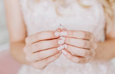 bir beyaz kız gelinin el yüzük hassasiyet çiçek elbise