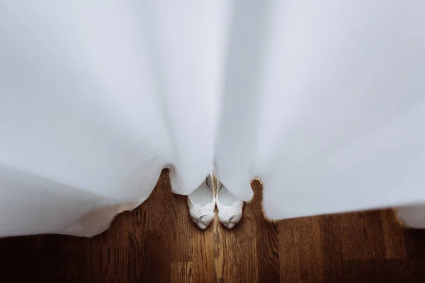 レディース シューズ ルーム シューズ足内休日の結婚式の花嫁のファッション服 — ストック写真