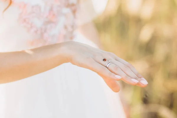 Kezét Lány Menyasszony Egy Fehér Ruha Gyűrű Érzékenység Virág — Stock Fotó