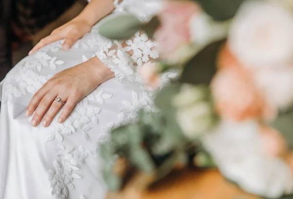 Руки Девушки Невесты Белом Платье Кольцо Нежность Цветок — стоковое фото