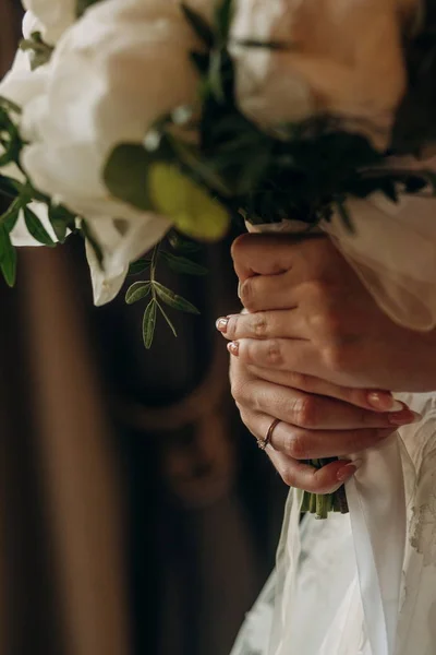 Χέρια Της Νύφης Ένα Λευκό Κορίτσι Φόρεμα Λουλούδι Δαχτυλίδι Τρυφερότητα — Φωτογραφία Αρχείου