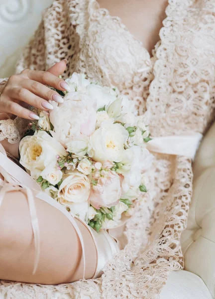 Mãos Noiva Menina Uma Flor Brancura Anel Vestido Branca — Fotografia de Stock