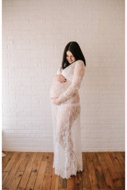 hamile kadın odanın içinde yavaşça karın vuruş