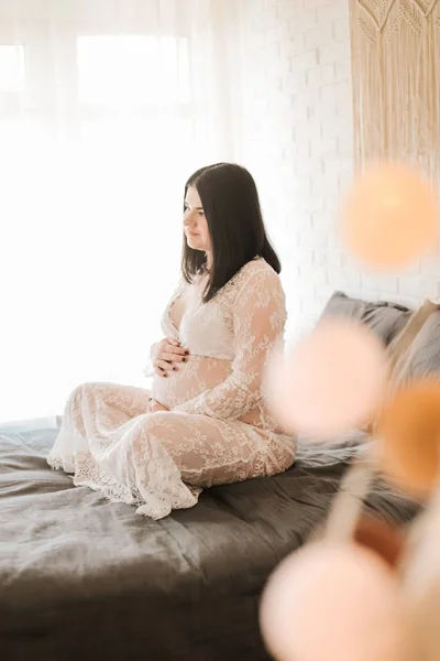 Schwangere Zimmer Streicht Sanft Über Den Bauch — Stockfoto
