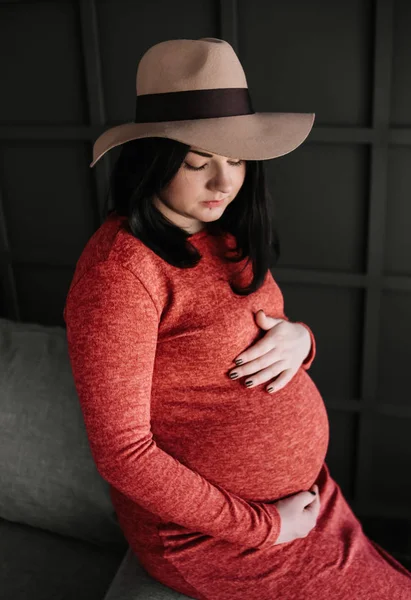 Kobieta Ciąży Pomieszczeniu Głaszcze Brzuch — Zdjęcie stockowe