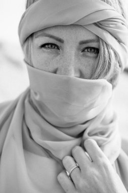 Islam kız onun başörtüsü burqa hijab üzerinde bir eşarp ile çölde