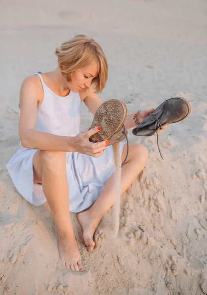 Ragazza Seduta Sulla Sabbia Scuote Scarpe Concettuali — Foto Stock